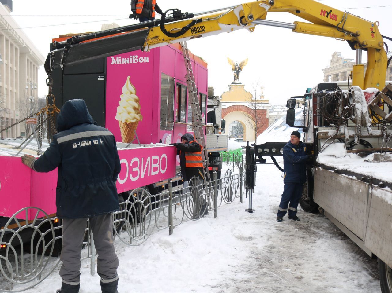 Попри негоду на Майдані прибирають кіоски