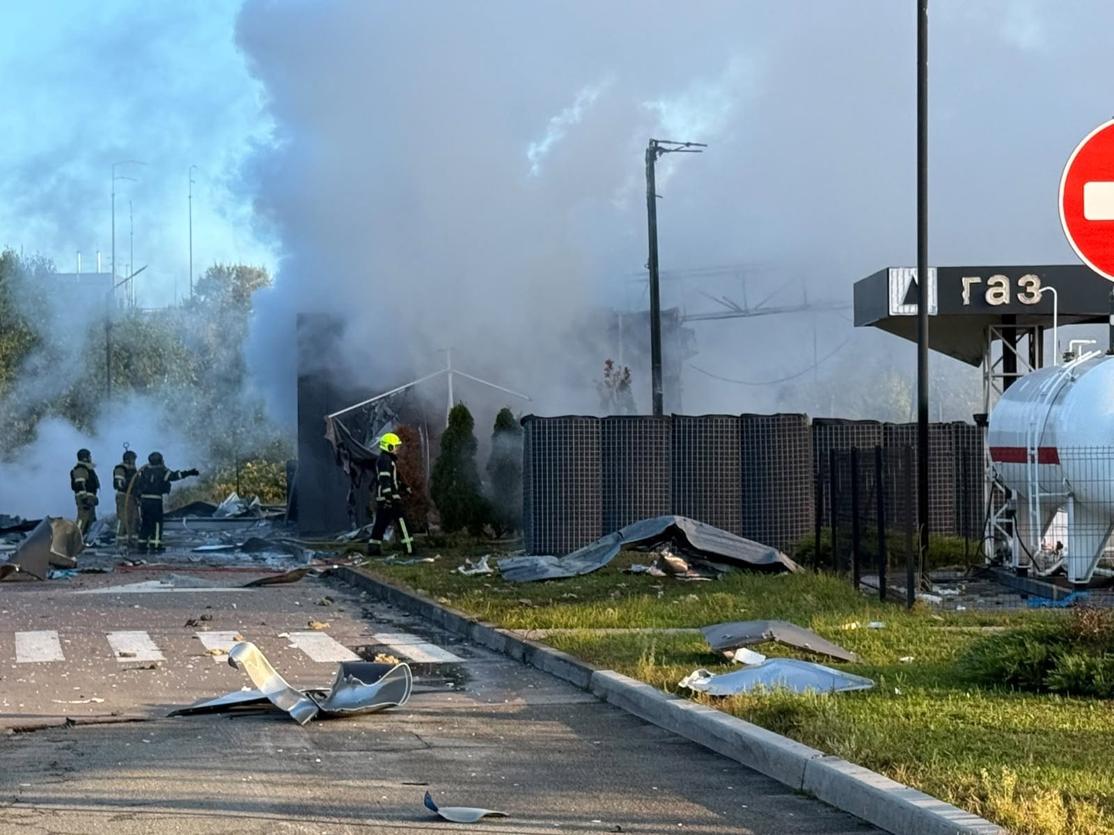 Рятувальники гасять пожежу на місці влучання в АЗС Ukrnafta