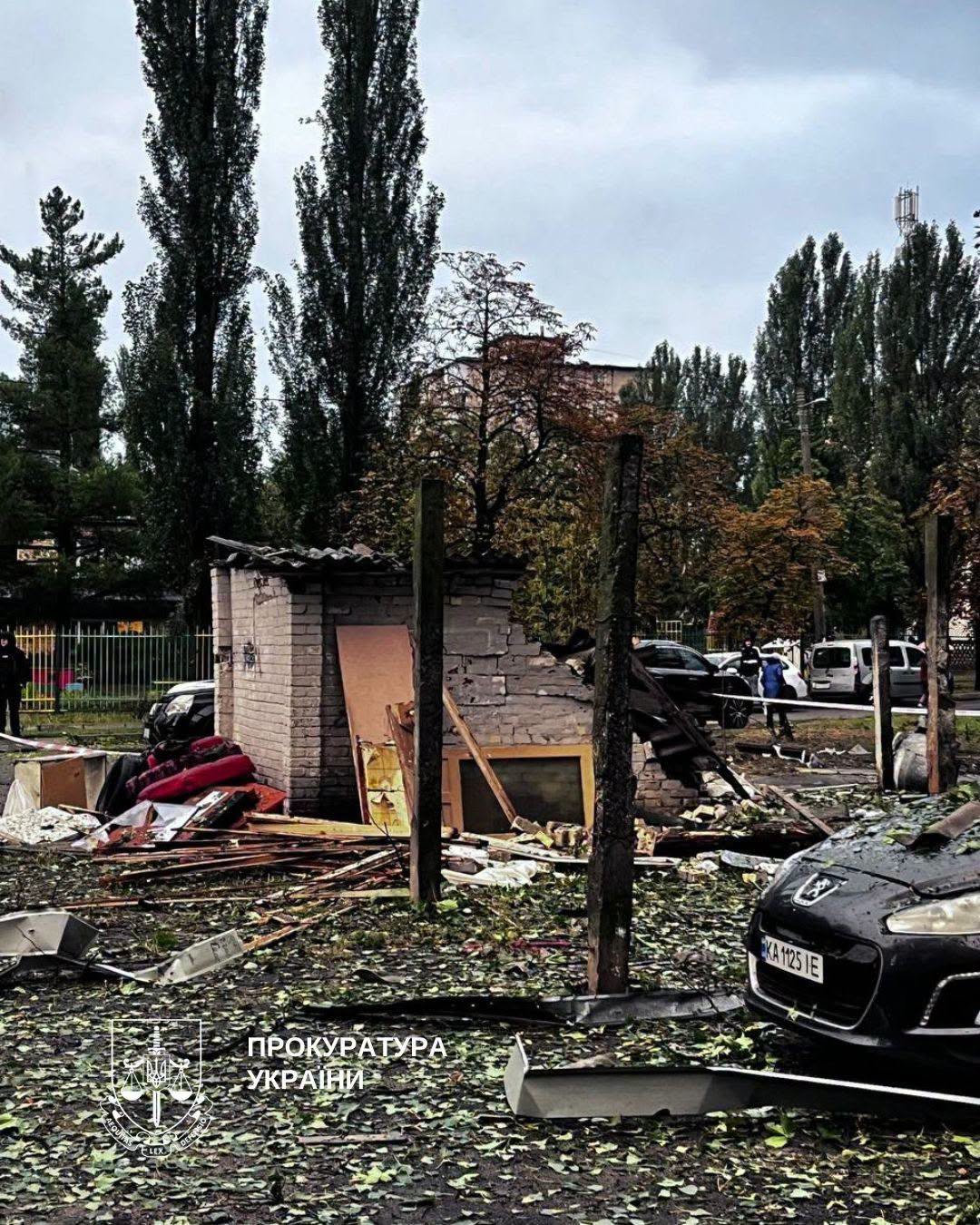 Припарковані біля будинку автівки пошкоджені уламками