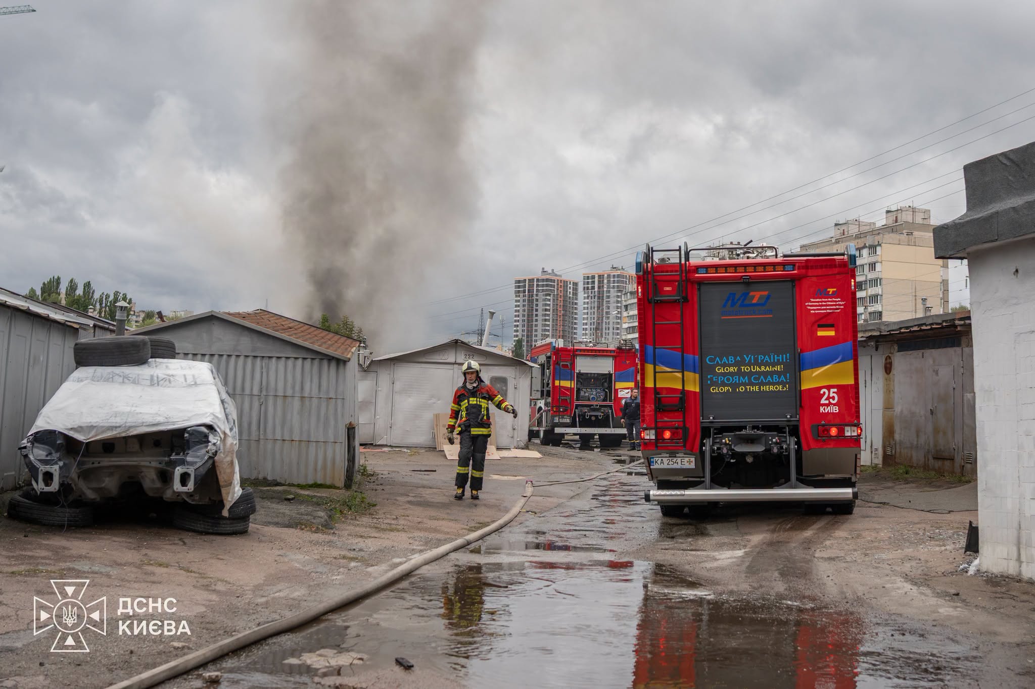 Внаслідок обстрілу зруйновано щонайменше 16 гаражних боксів