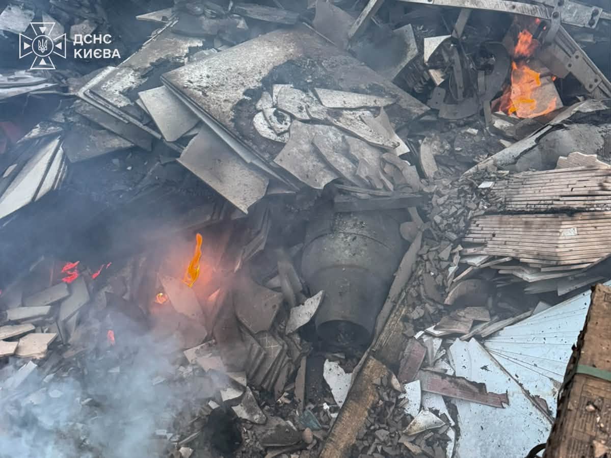У Києві горіли палети з керамічною плиткою