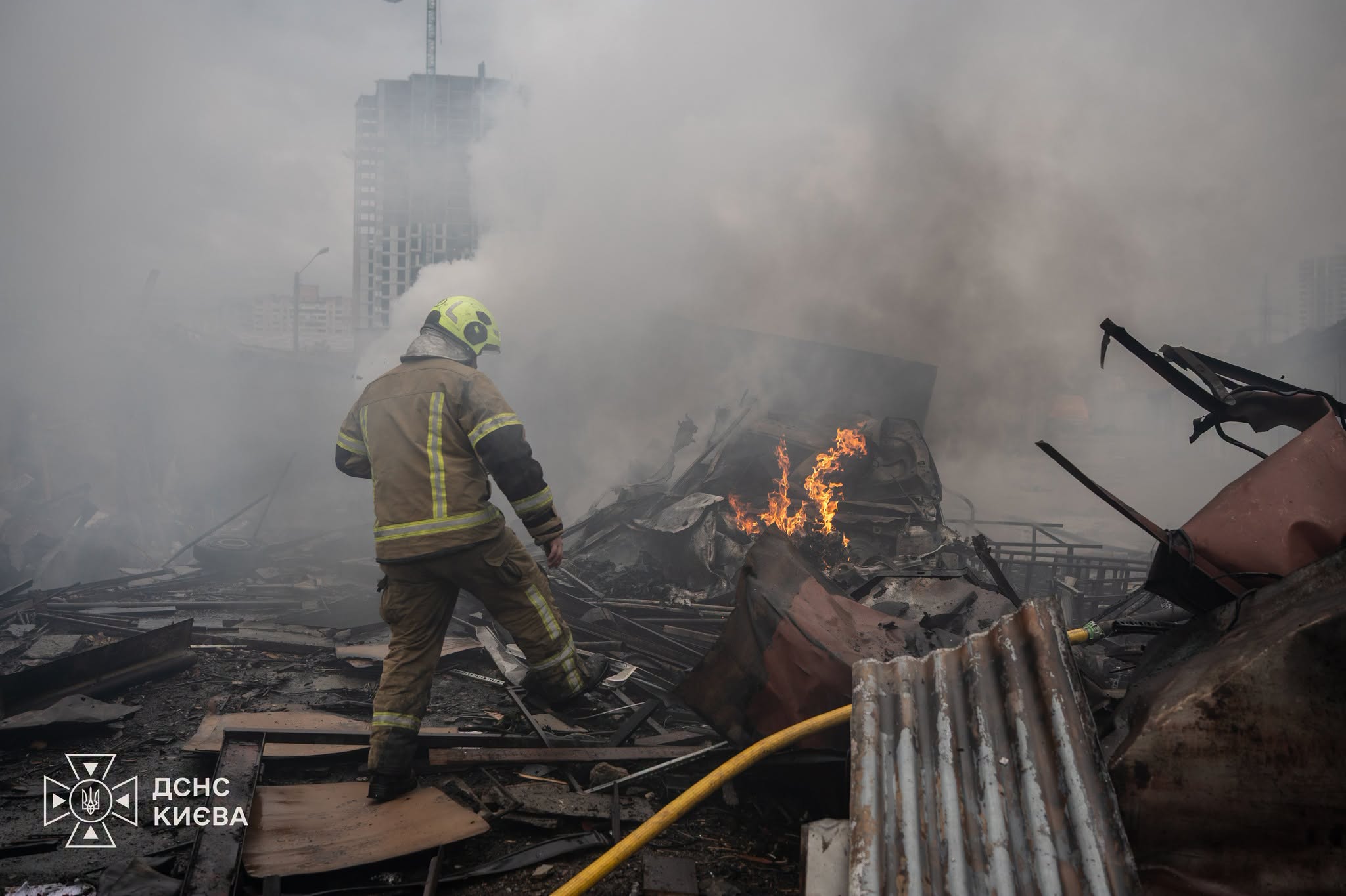 Палали авто та гаражі: рятувальники показали наслідки удару по столичній Оболоні (фото) фото 3