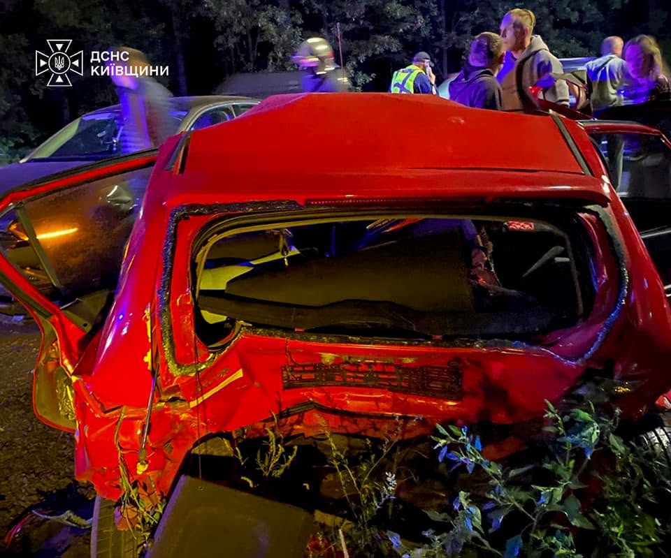 Унаслідок зіткнення трьох автівок поранення отримали четверо людей
