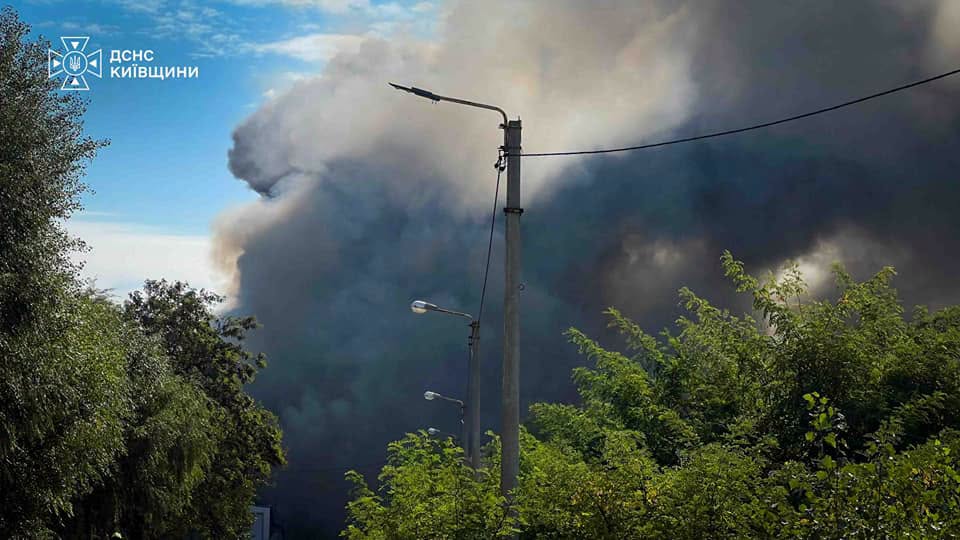 Пожежа внаслідок ворожого обстрілу на Київщині
