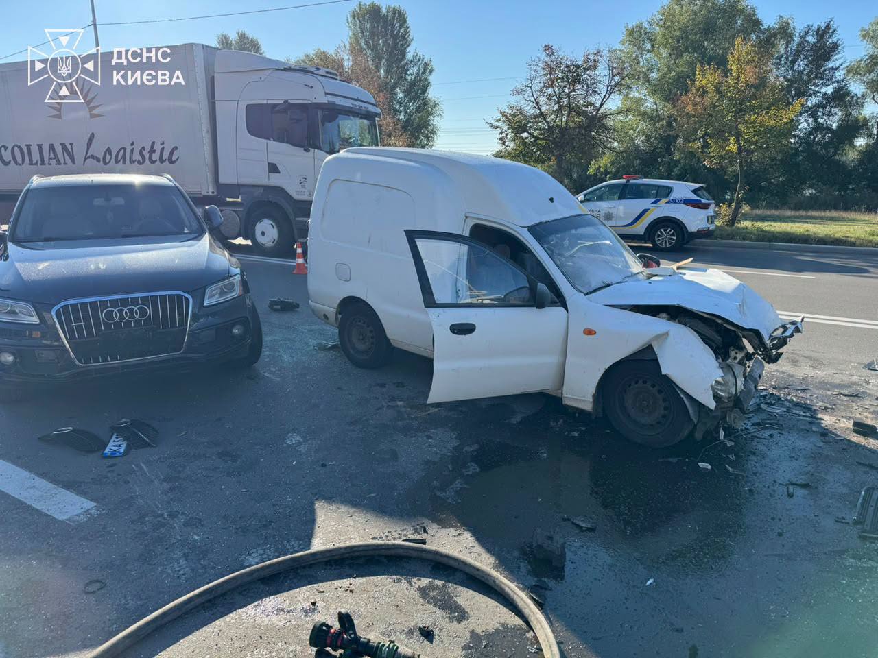 Рятувальники деблокували потерпілих за допомогою шанцевого інструменту