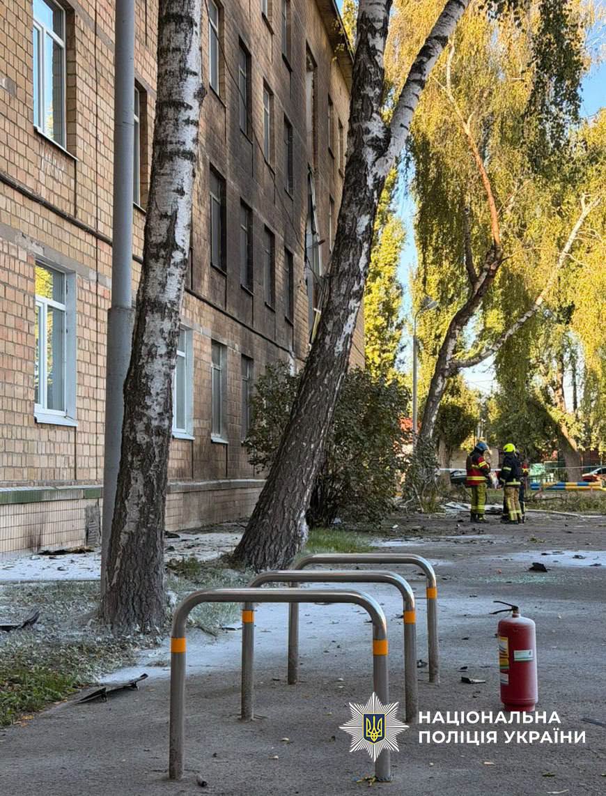 Рятувальники оглядають пошкоджену будівлю