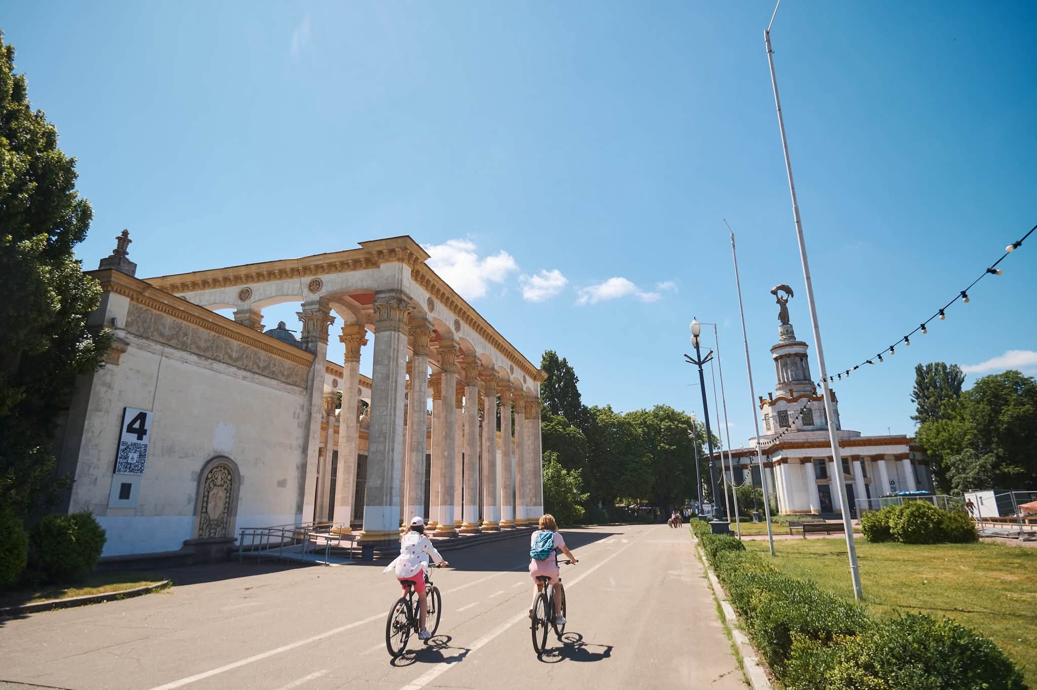 ВДНГ займає приблизно 287 га території та нараховує більше 150 будівель і споруд