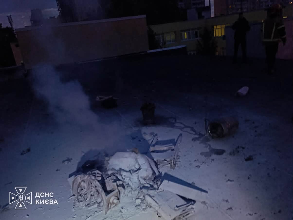 Уламки дрона впали на навчальний заклад у Києві, пожежу ліквідовано (оновлено) фото 1