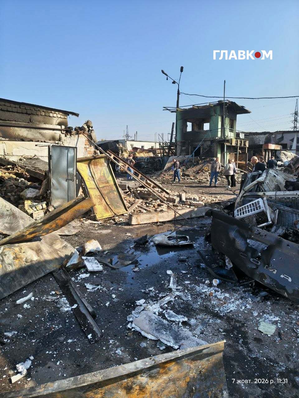 На території кооперативу присутні власники гаражів
