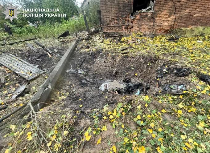 Вирва біля будинку у Дарницькому районі