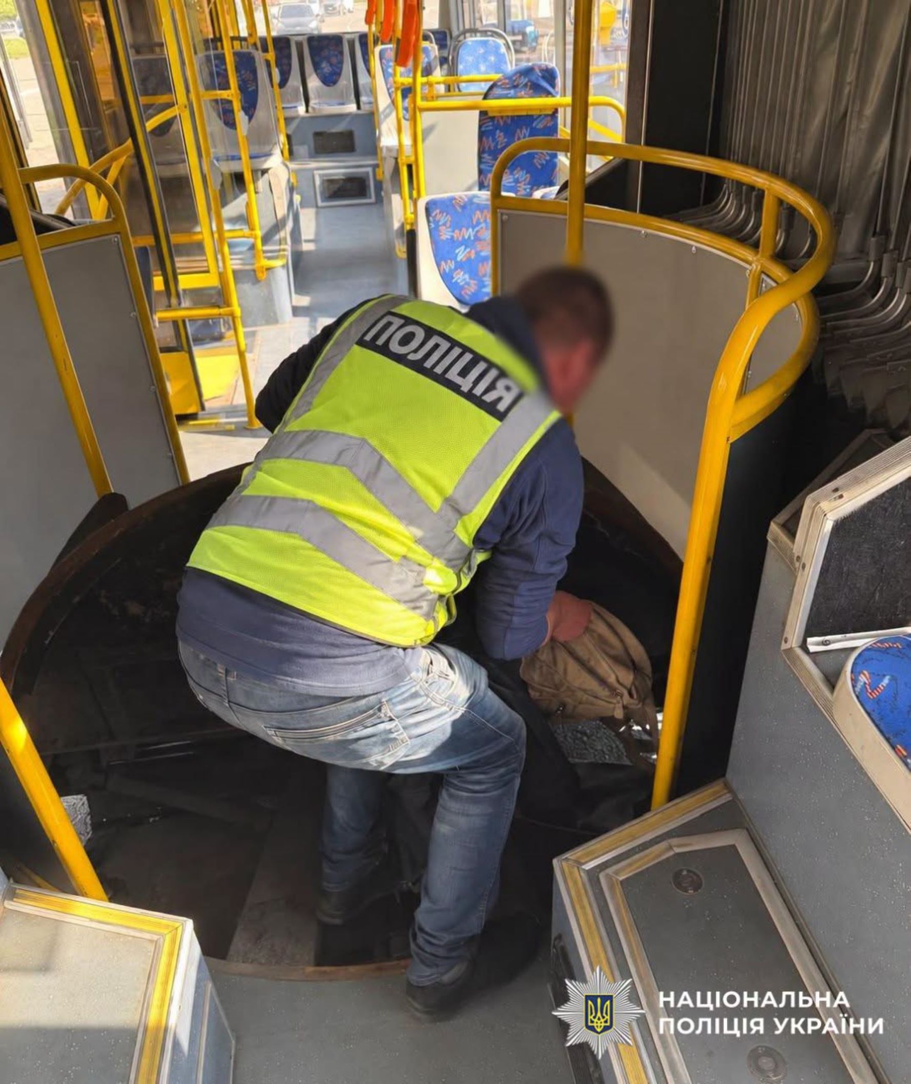 Поліцейські дістають загублені пенсіонеркою речі