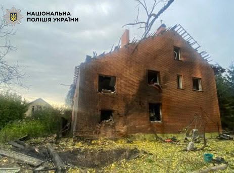 Зруйнований внаслідок атаки будинок у Дарницькому районі