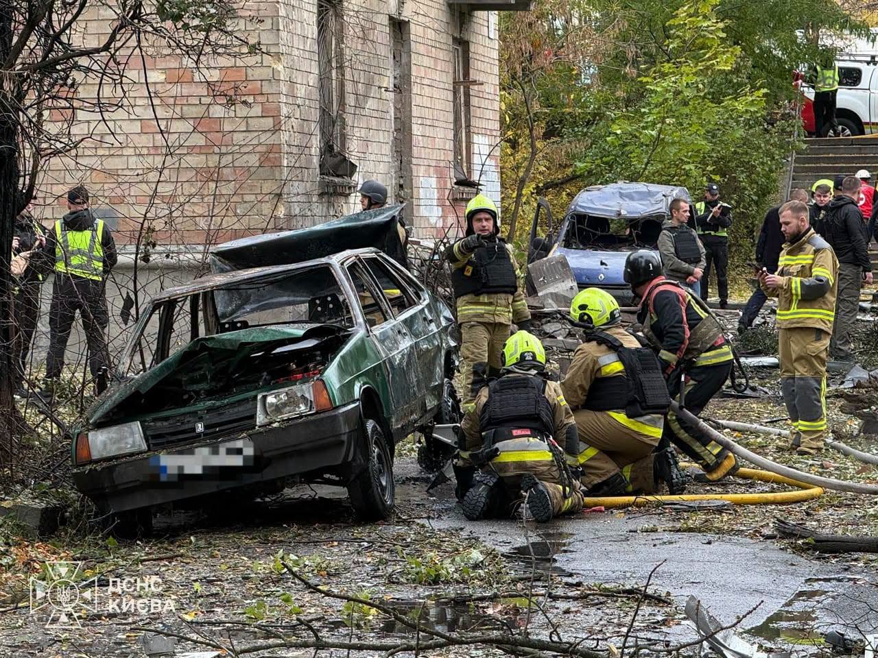 Пошкоджені автівки на місці вибуху
