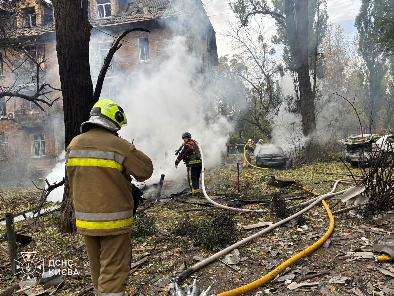 У Печерському районі столиці уламки дрона пошкодили п’ятиповерхівку, є постраждалі (фото) фото 2