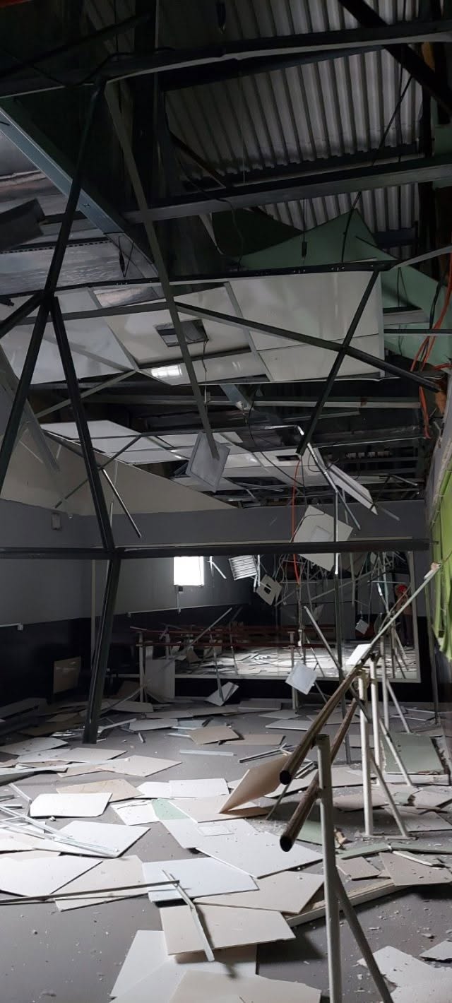 У Києві російська ракета пошкодила одну з головних льодових арен України фото 1