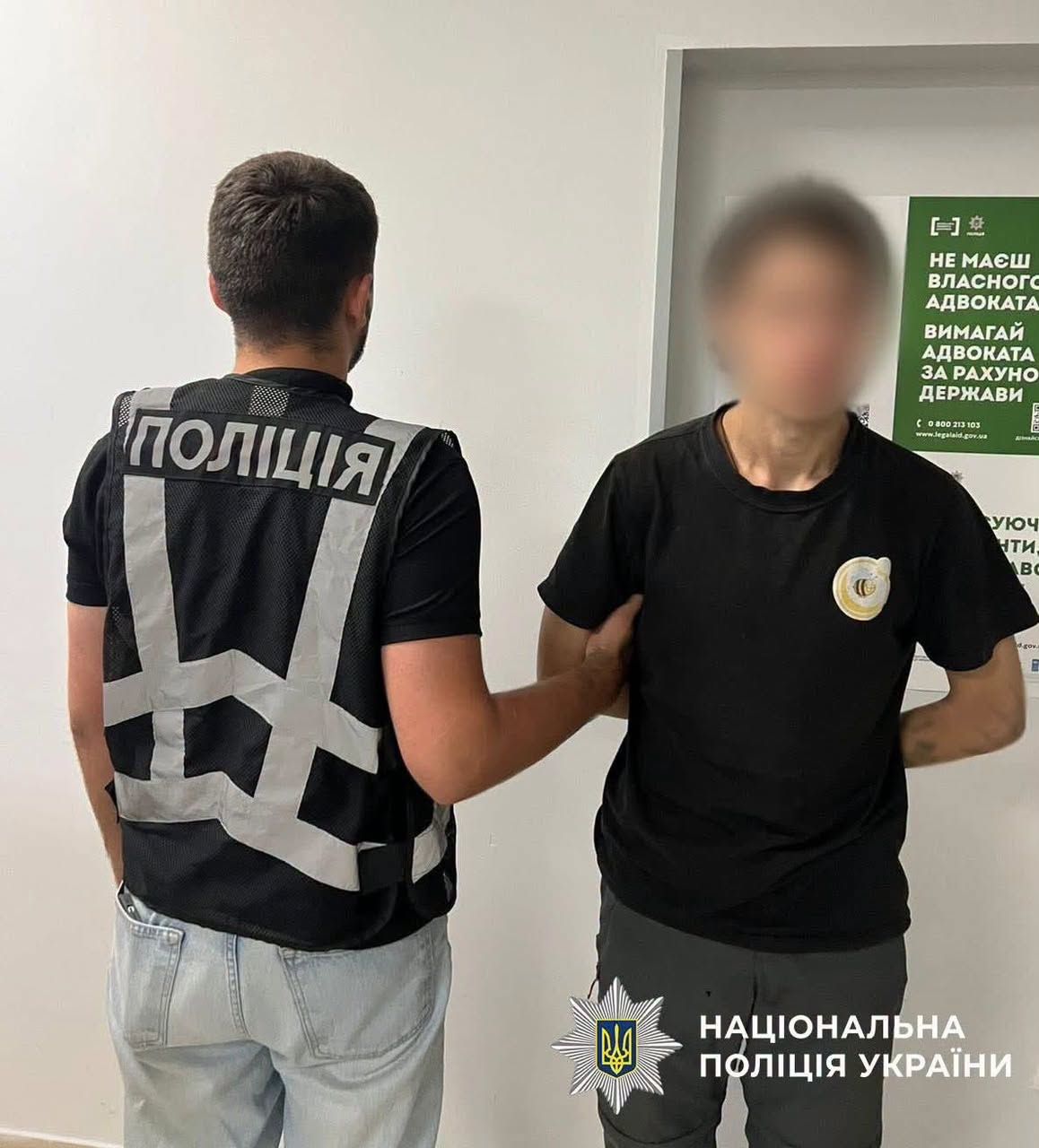 Пограбували жінку на зупинці у Києві: суд виніс суворий вирок двом грабіжникам фото 1
