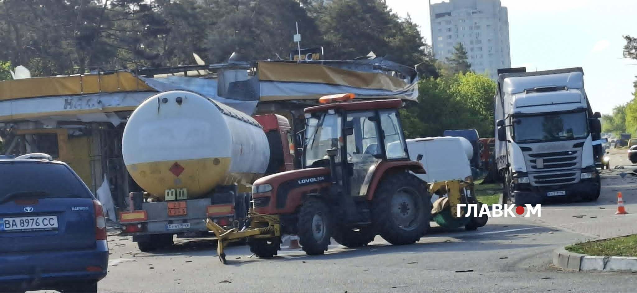 У Києві за 65 годин повністю відновила роботу АЗС, яку знищив ракетний удар (фото) фото 2