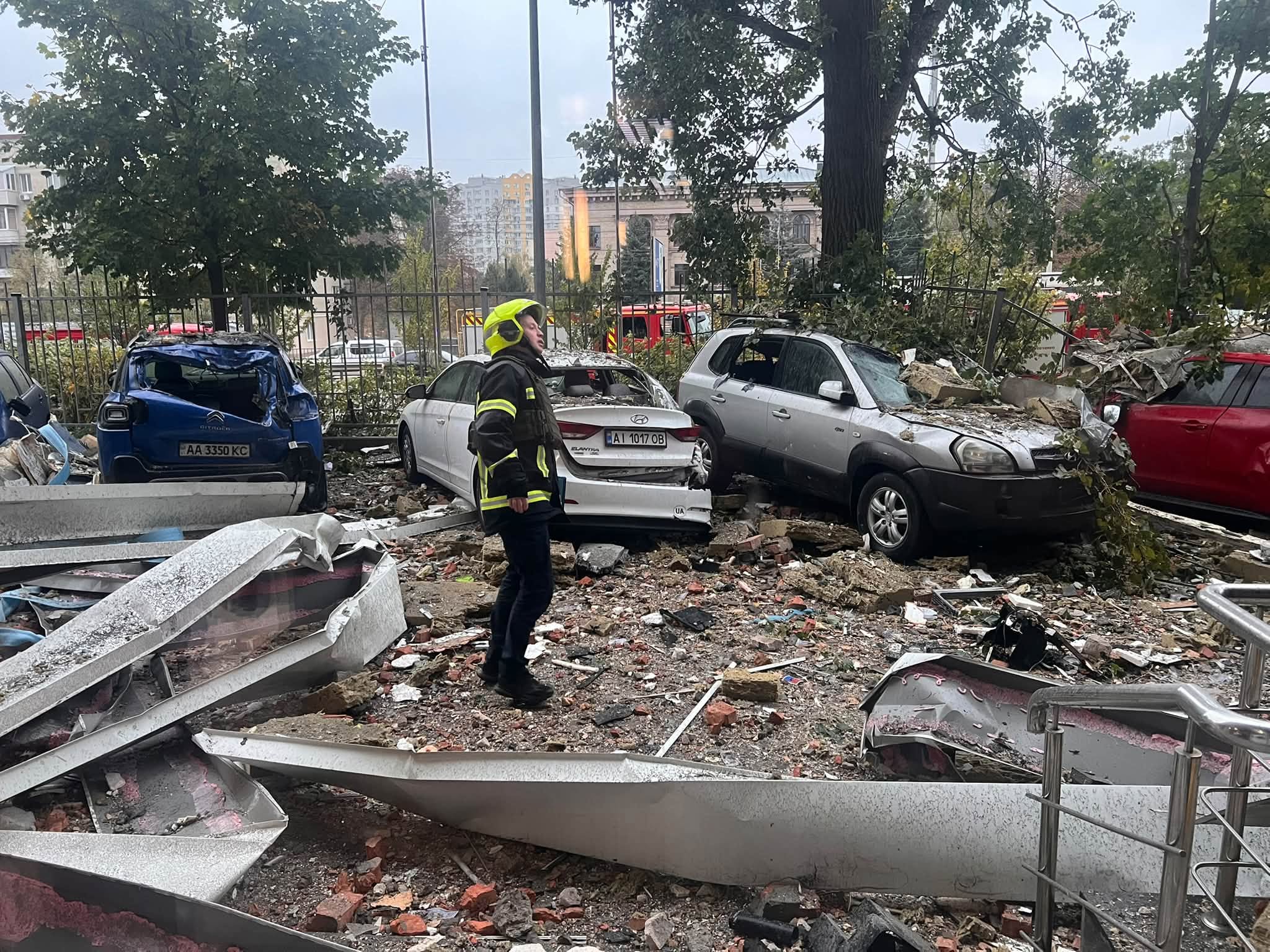 Двір будинку після ворожої атаки
