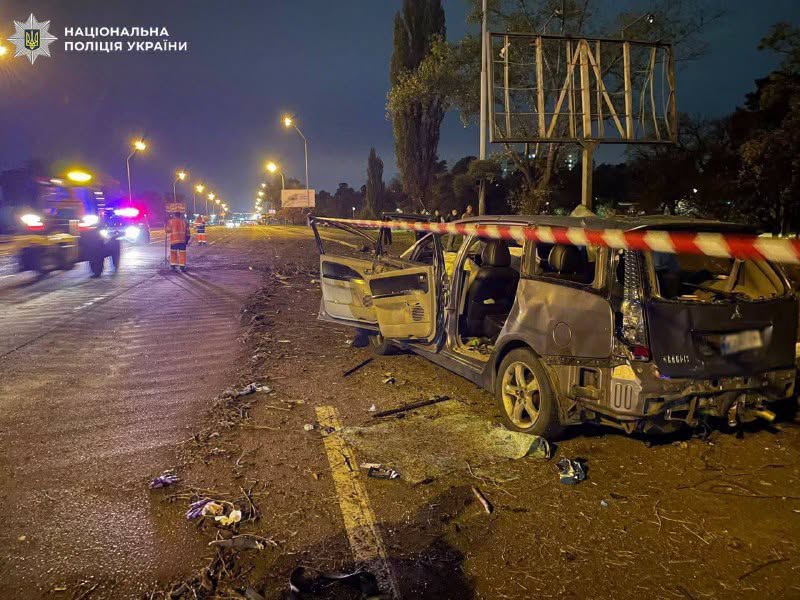 Знищена внаслідок удару автівка