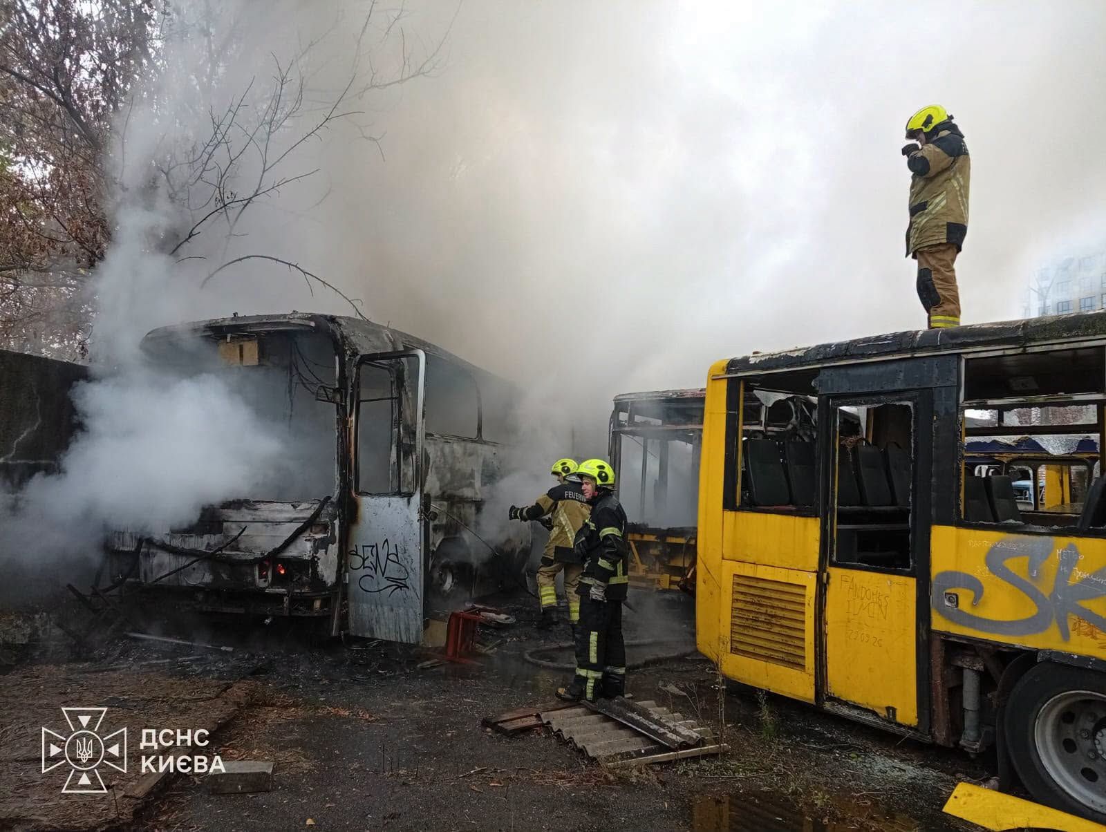 Рятувальники гасять пожежу на паркувальному майданчику