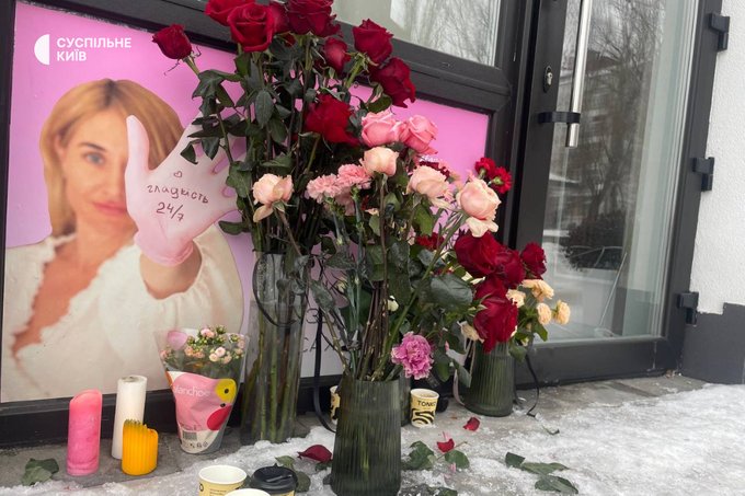 Люди несуть квіти до салону загиблої Світлани Черновол