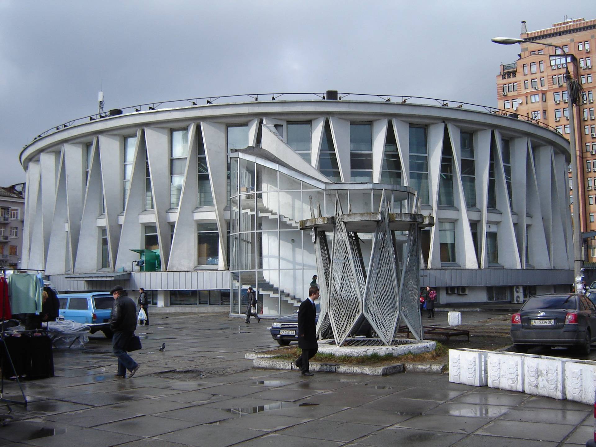 Універсам на Печерській площі у Києві, відомий як «барабан»