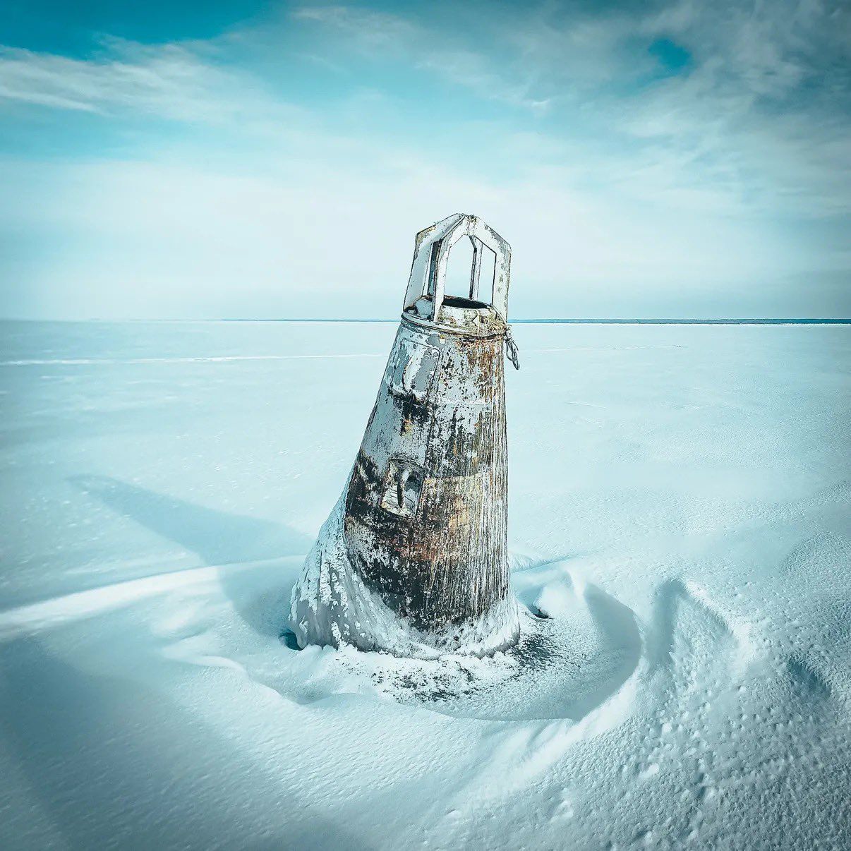 Маяк на замерзлому Київському морі