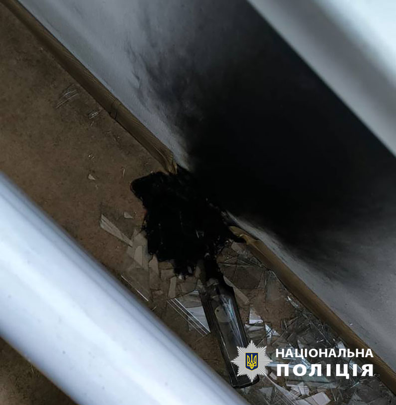 Сліди горіння на підлозі приймальні