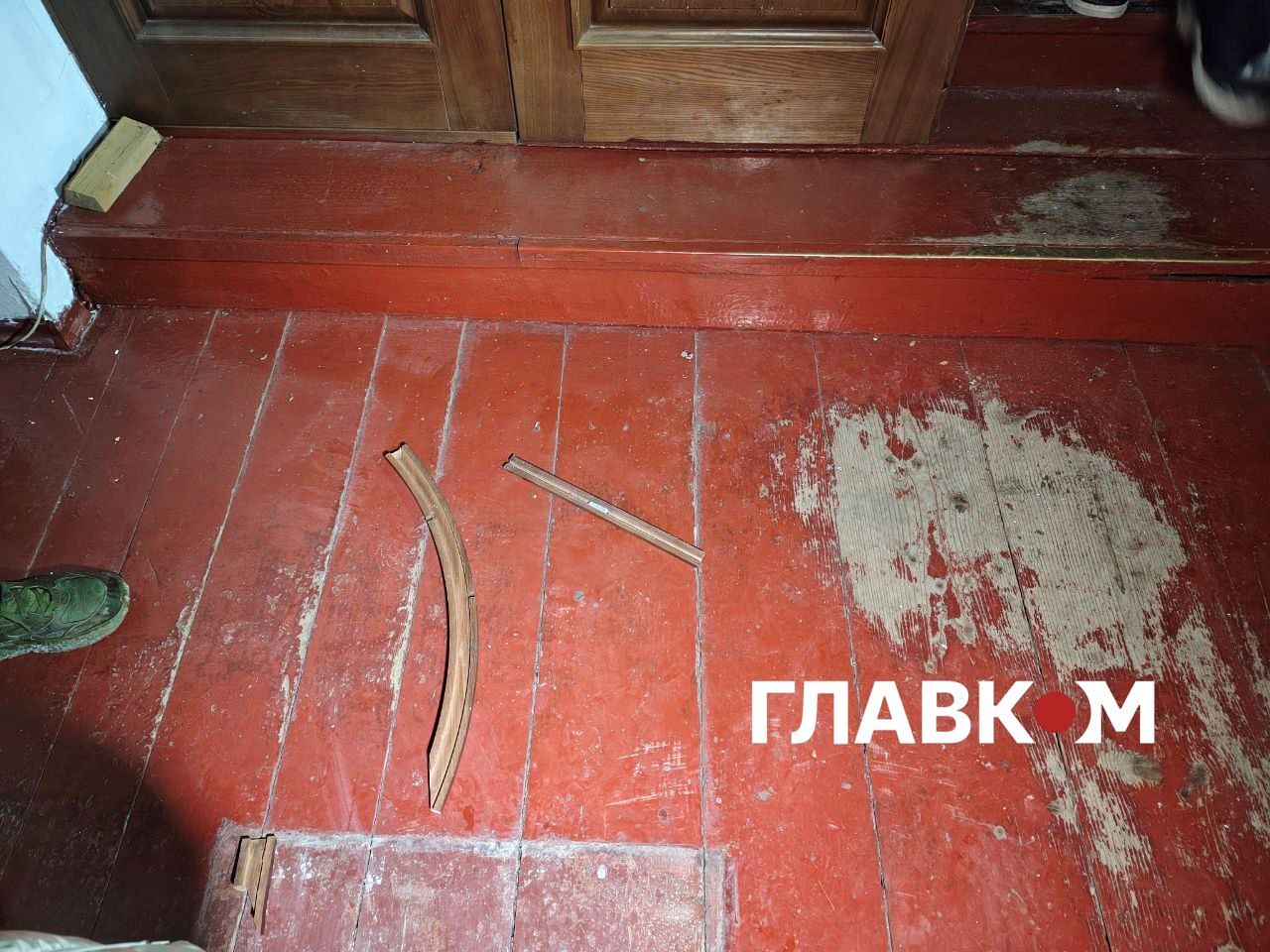 Вся галерея потребує ремонту