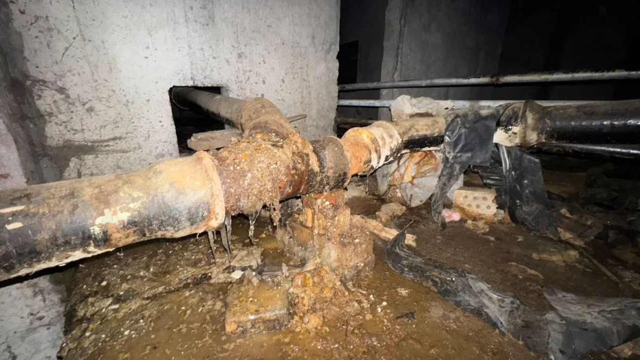 Комунальна катастрофа у Голосієві: каналізація замерзла, у ваннах плавають фекалії