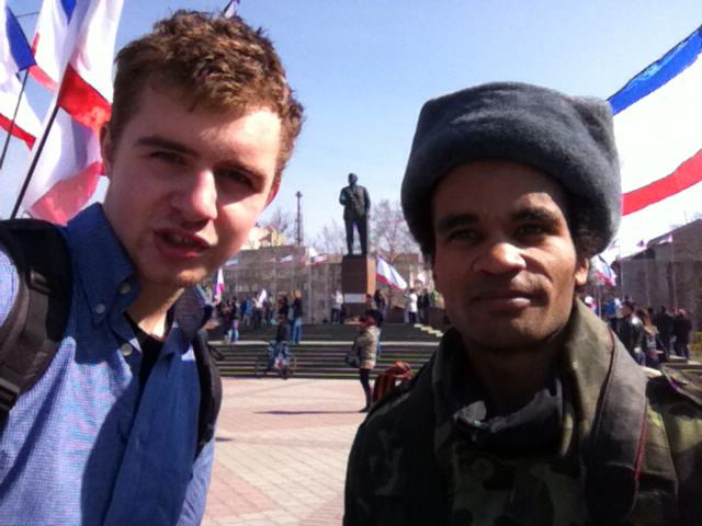 «Селфі з самообороною Криму», – так підписав Артем це фото, зроблене в Сімферополі на початку російської окупації в березні 2014 року