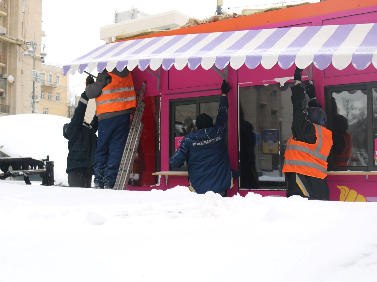 На Майдані Незалежності було демонтовано кіоск із продажу морозива