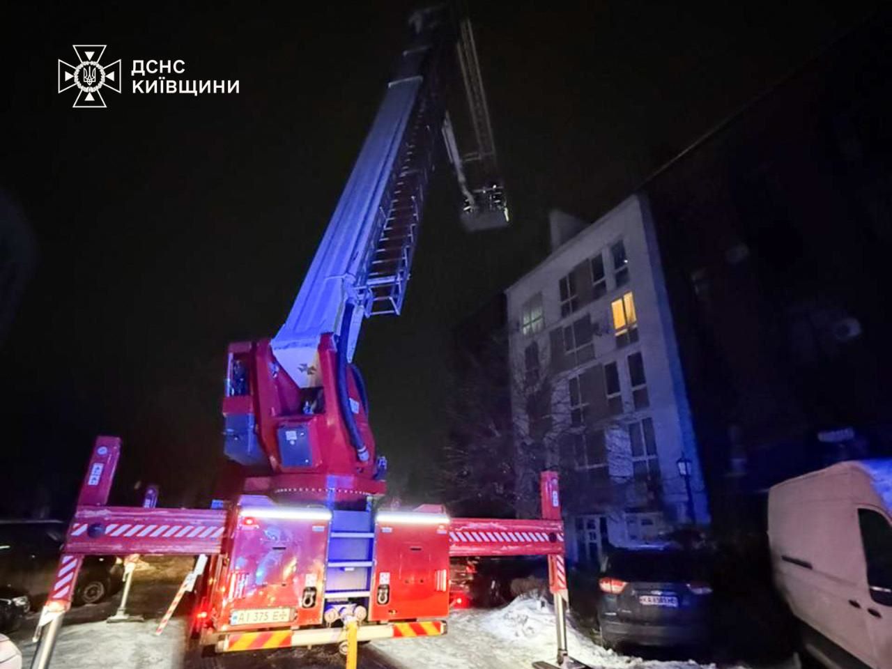 Пожежний кран біля пошкодженого будинку