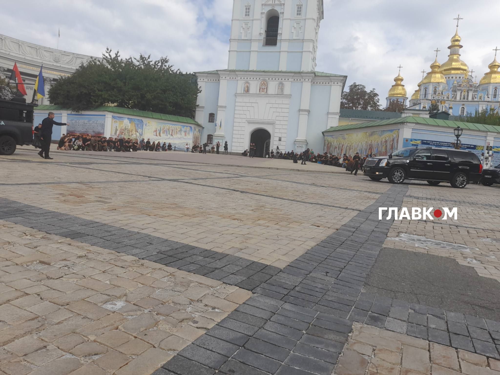 Траурний кортеж із тілом полеглого захисника Даниїла Смирнова на позивний Серфер прибуває на площу перед Михайлівським Золотоверхим монастирем