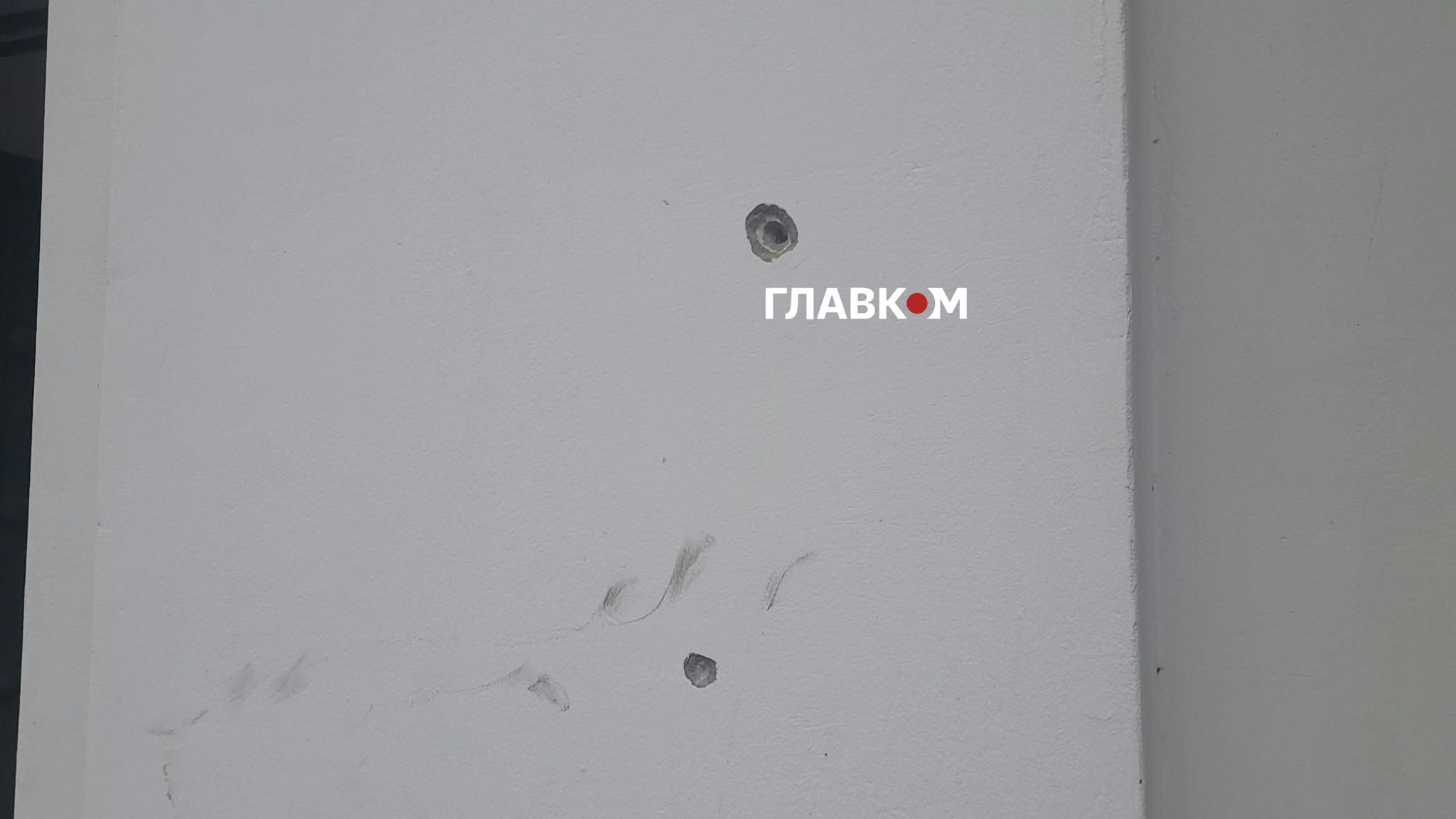 Стіни монастиря посічені уламками