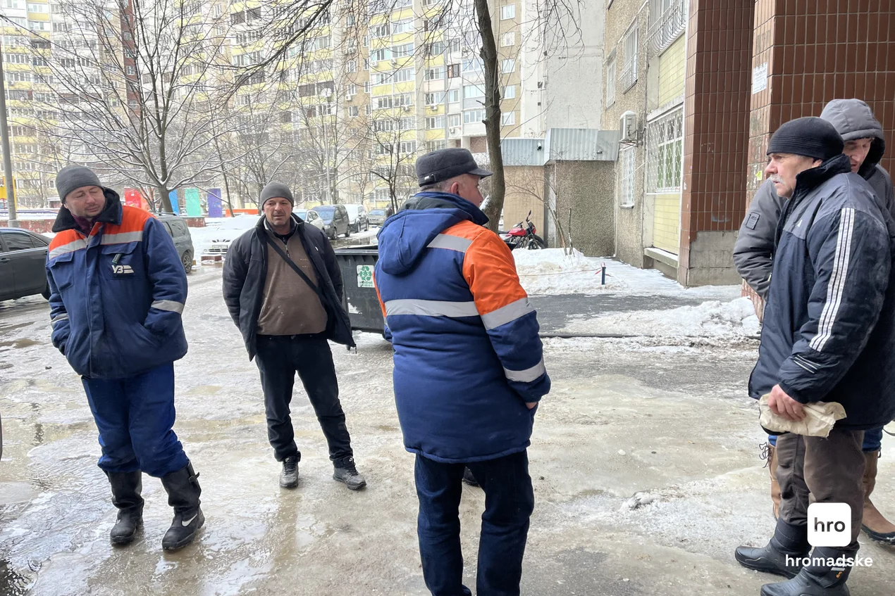 Комунальна катастрофа у Голосієві: каналізація замерзла, у ваннах плавають фекалії