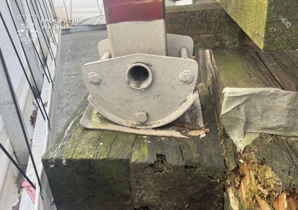 Правоохоронці опублікували фотографії гнилих брусів