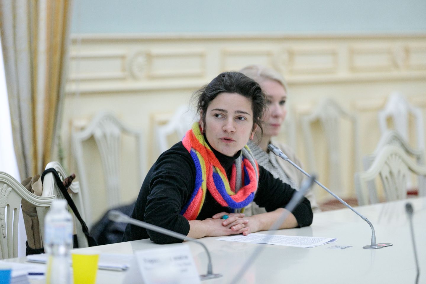 Олена Зарецька, онука Алли Горської та Віктора Зарецького під час дискусії в КМДА