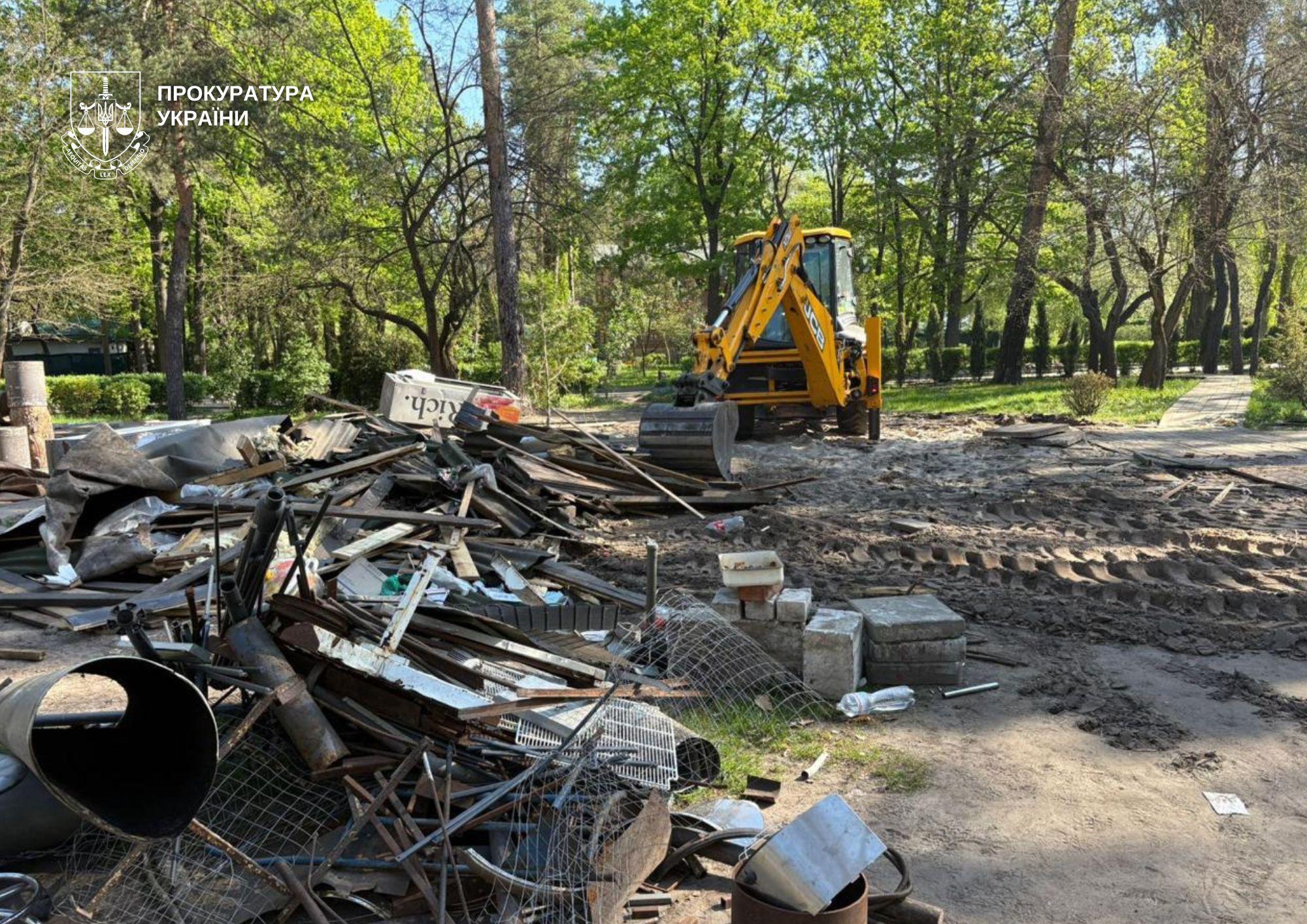 До проведення демонтажних робіт залучалася спецтехніка