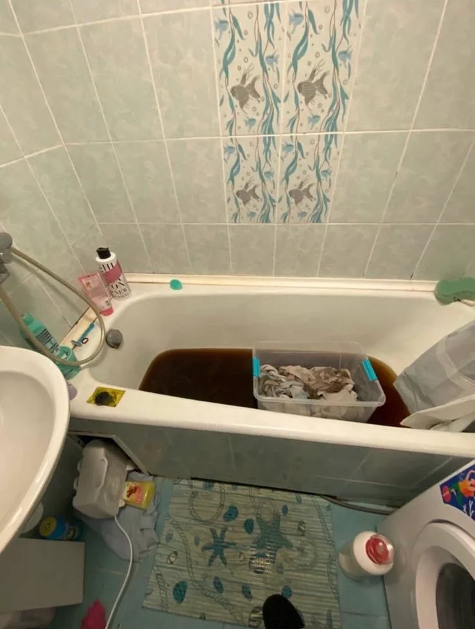 Комунальна катастрофа у Голосієві: каналізація замерзла, у ваннах плавають фекалії