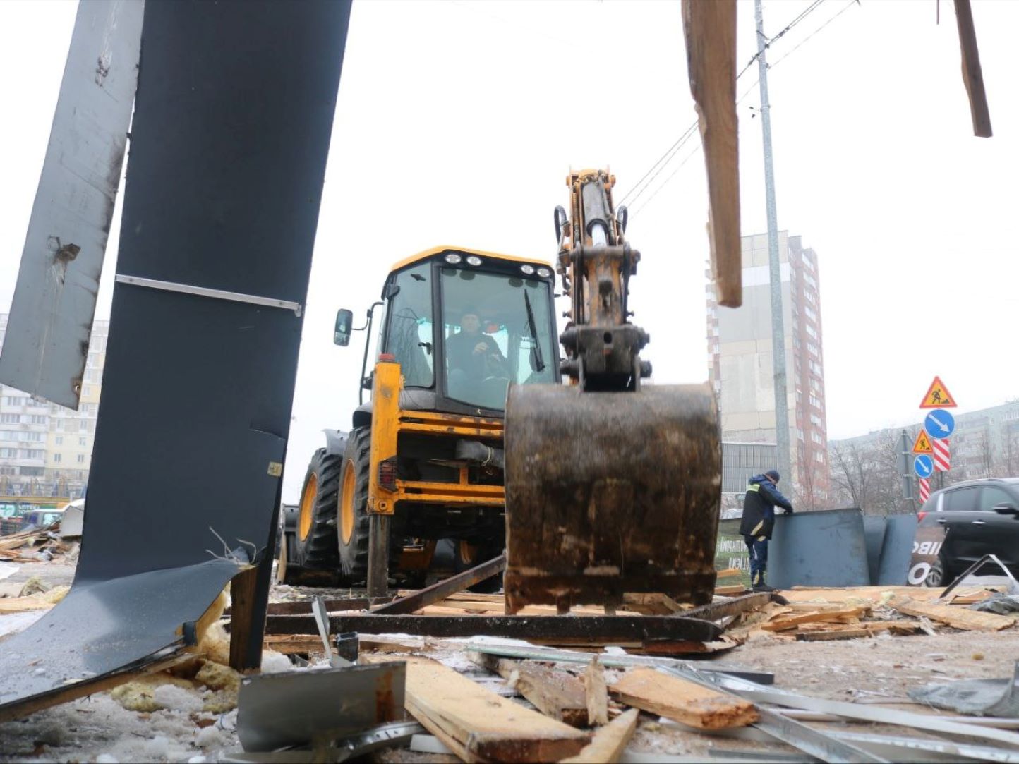 Демонтаж величезного павільйону площею понад 200 кв. м тривав три дні