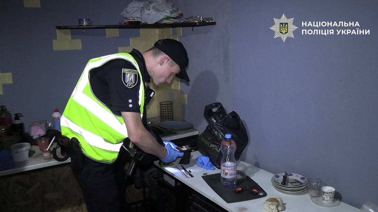 Поліція оглядає місце злочину

