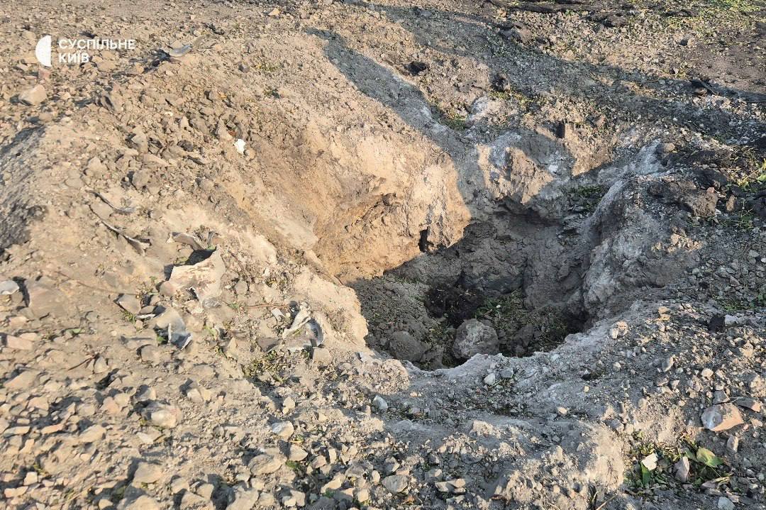 Вирва на території ринку, що утворилася внаслідок удару