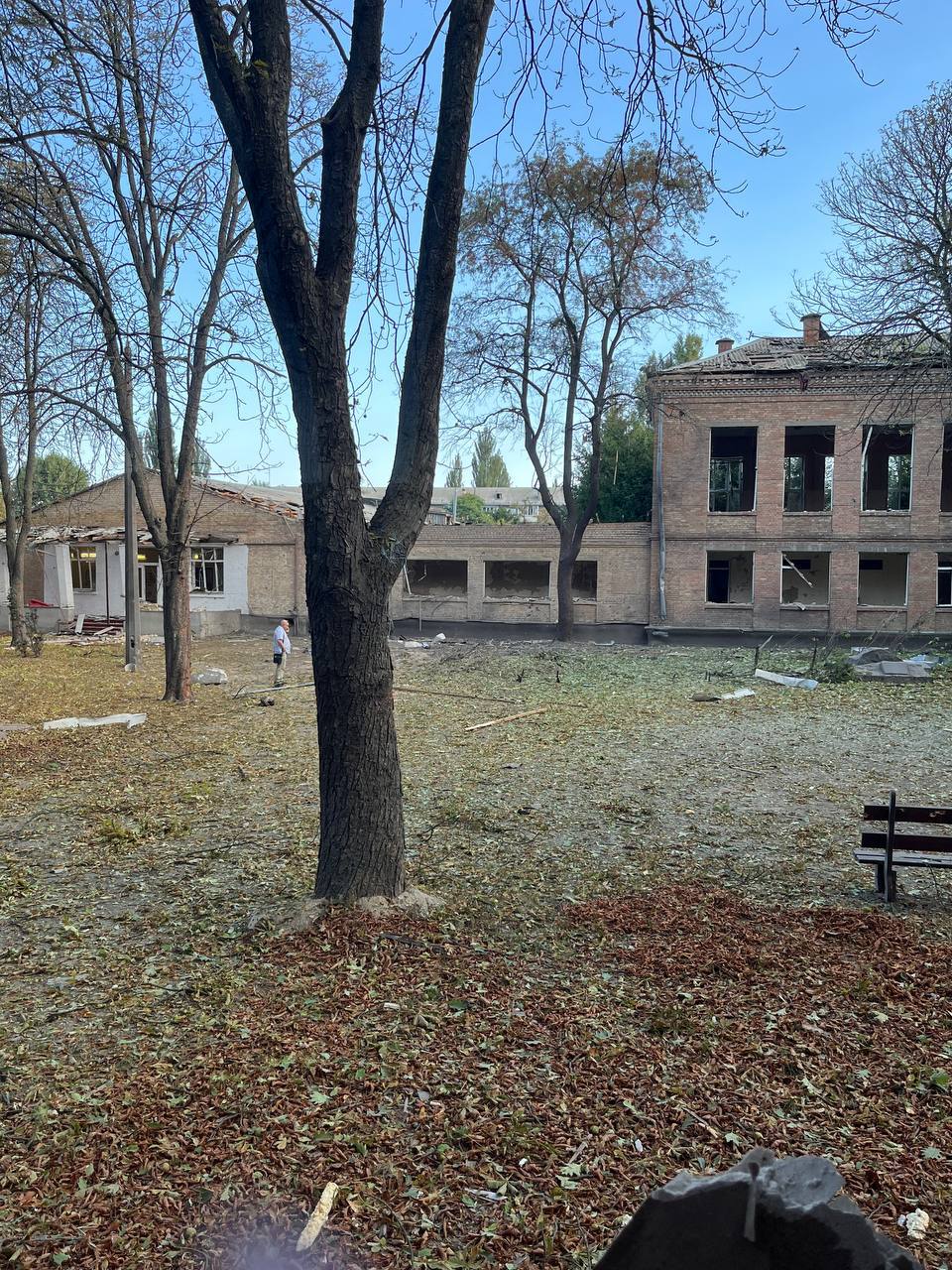 Скло й уламки вікон валяються довкола закладу