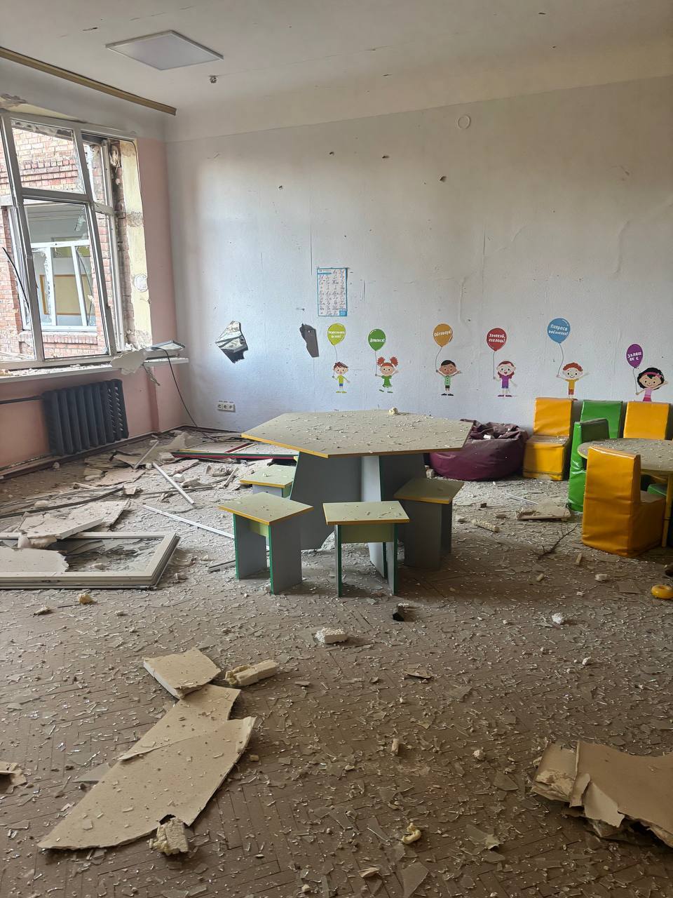 Ігрова кімната засипана будівельним сміттям після удару