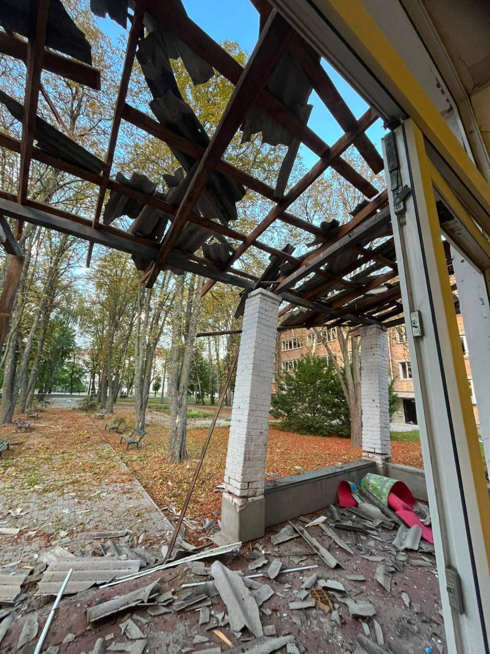 Свіжий ремонт і вибиті вікна: у Києві перед 1 вересня пошкоджено дві школи (фото) фото 1