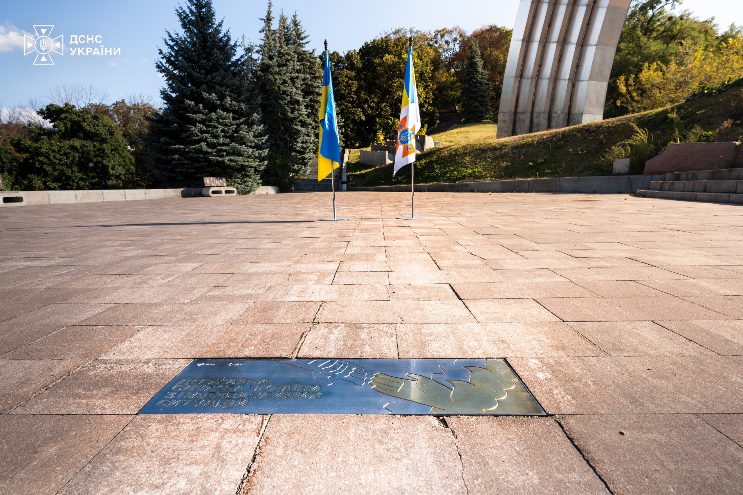 Пам’ятний знак на честь рятувальників на Алеї українського війська у Києві