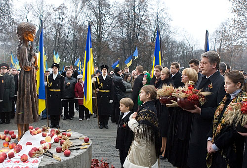 Віктор Ющенко з родиною, прем’єр Юлія Тимошенко та інші політичні та громадські діячі вщановують пам'ять жертв Голодомору. 29 листопада 2009 року