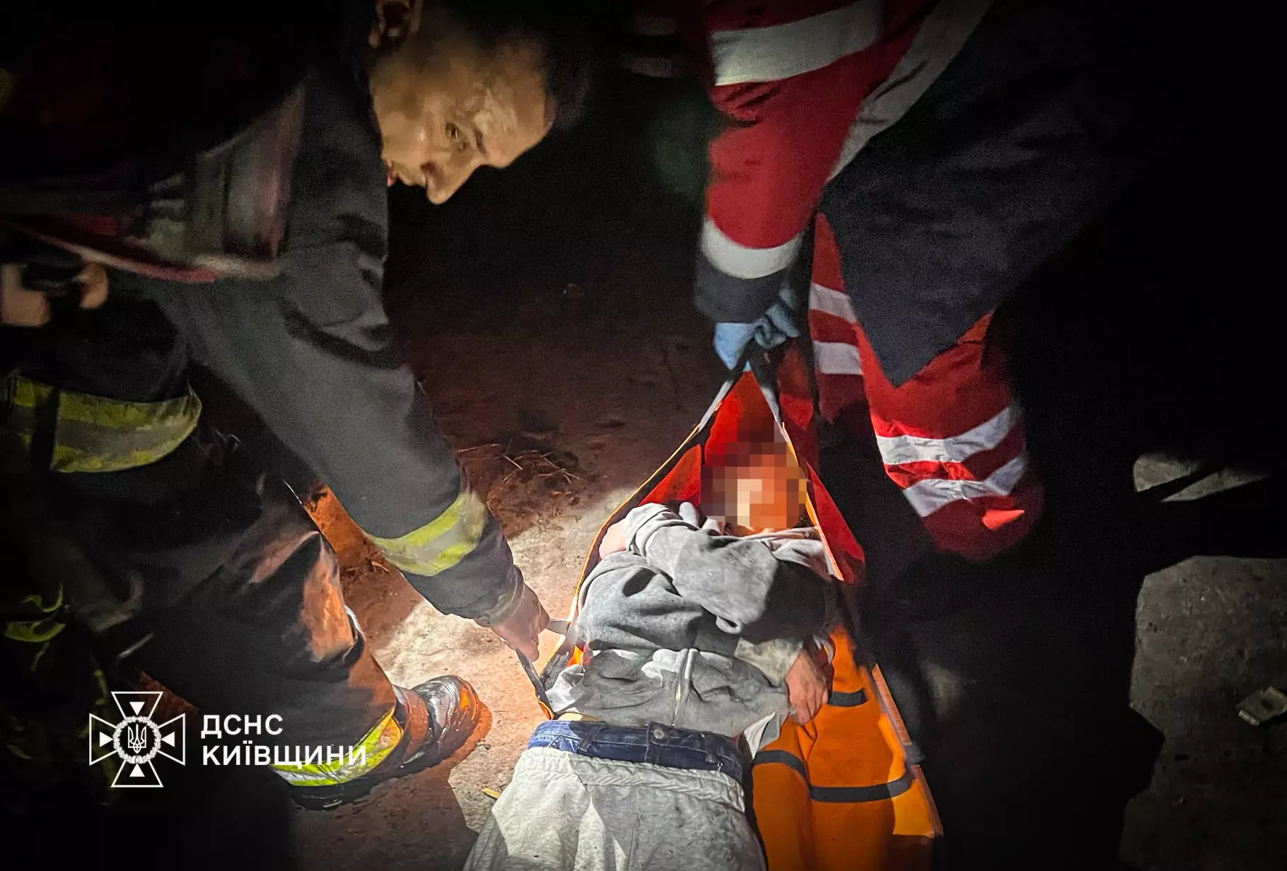 За допомогою спеціального рятувального спорядження бійці ДСНС підняли постраждалу на поверхню та передали медикам екстреної допомоги