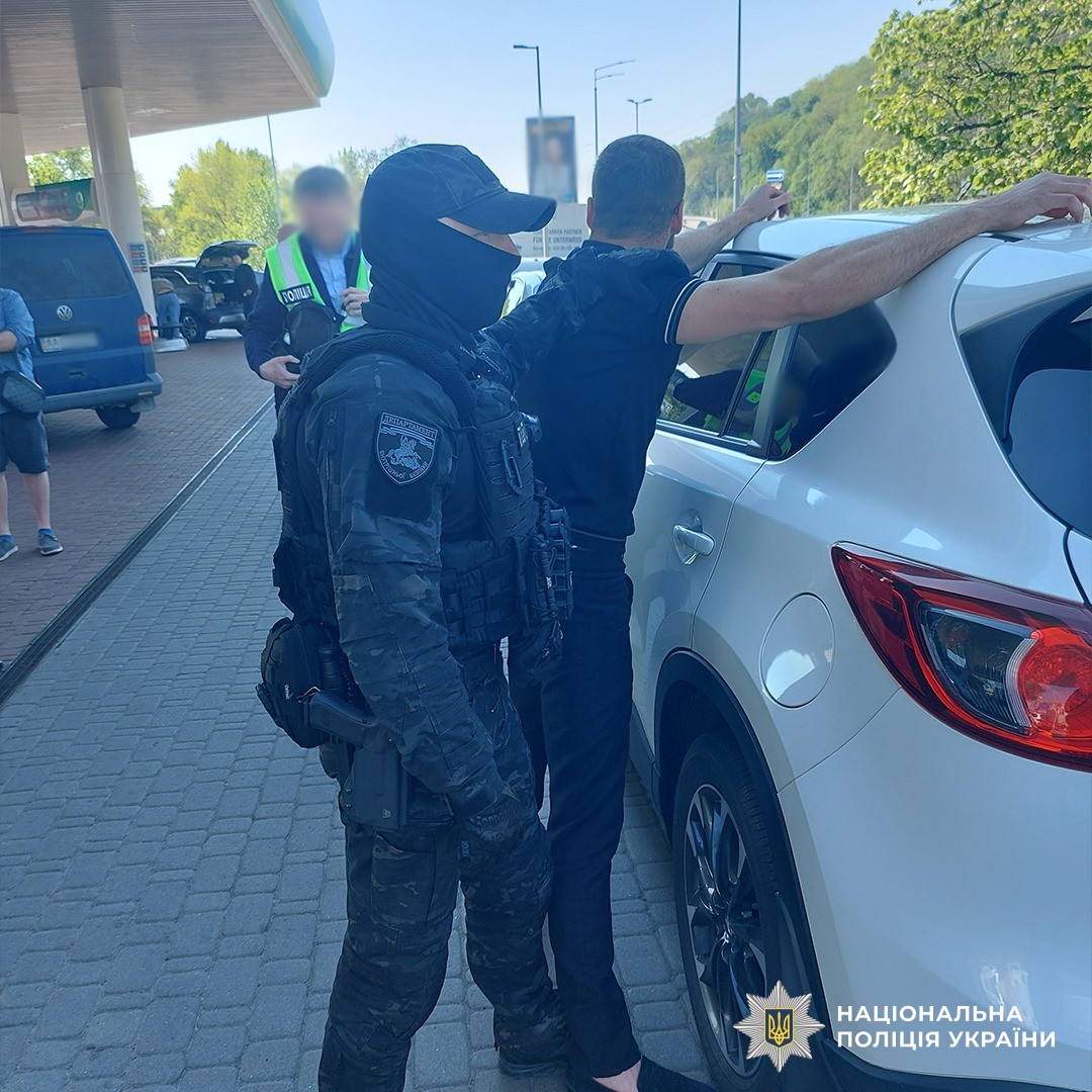 У Києві Нацполіція затримала зловмисника, який обіцяв влаштувати чоловіка на службу в ГУР Міноборони
